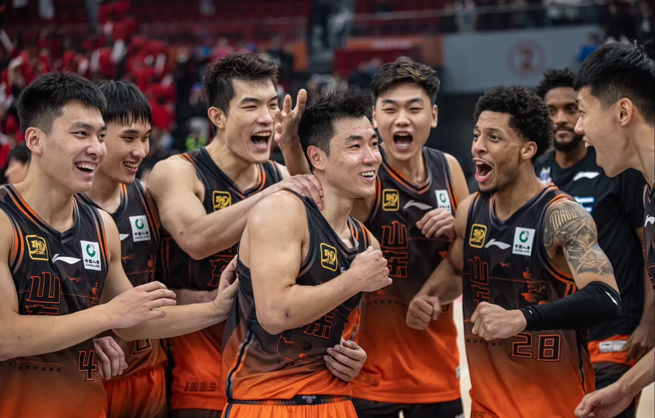 爱游戏官方-天津队完胜太阳，高诗岩惊艳四座