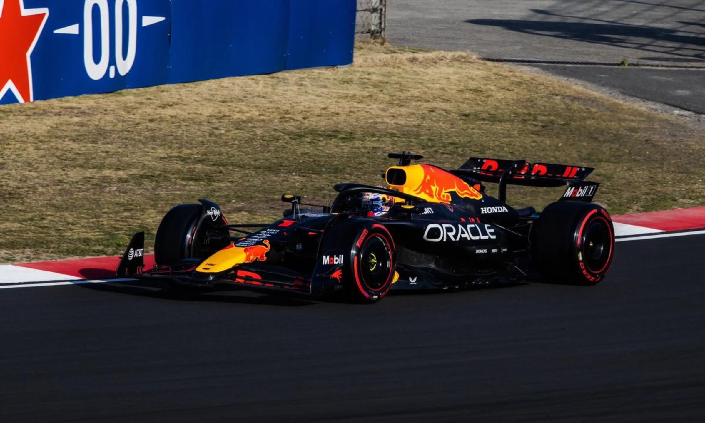 红牛车队险胜雷诺车队，维斯塔潘点燃赛场