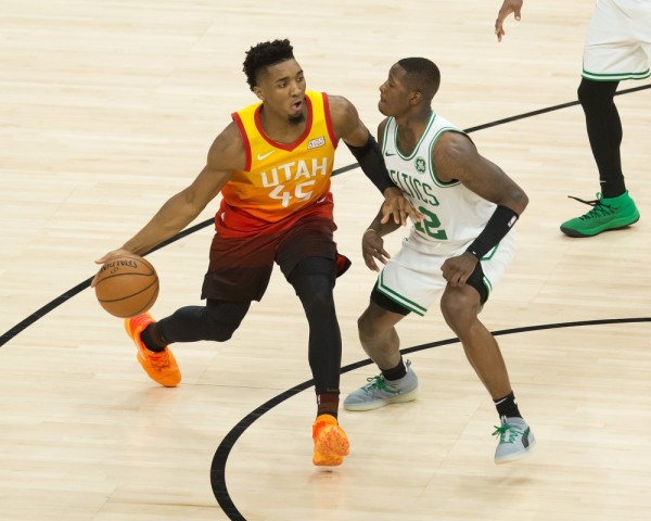 山东队轻取凯尔特人，戈贝尔点燃赛场