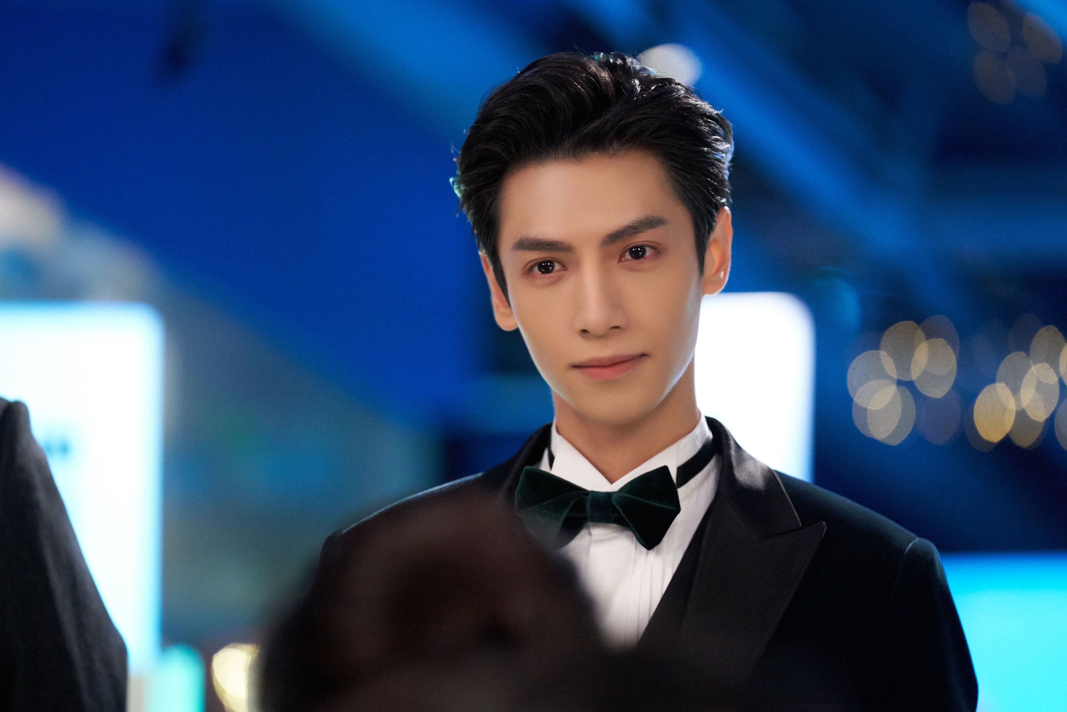 爱游戏APP-暗夜孤光，苏亚雷斯燃尽最后星火，巴萨在巴黎的废墟中重拾荣耀